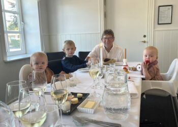 Direktør Ole Peter Christensen går fra borde hos Spar Nord. Til gengæld får han fortsat fornøjelsen af at sidde til bords med familien som her tre børnebørn.