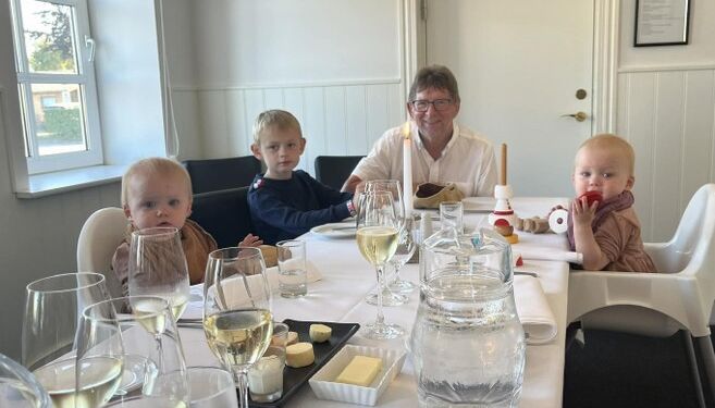 Direktør Ole Peter Christensen går fra borde hos Spar Nord. Til gengæld får han fortsat fornøjelsen af at sidde til bords med familien som her tre børnebørn.
