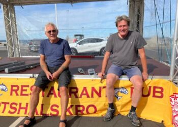 Musiker Chris Borup og Per Kro er initiativtagerne til den lille to dages festival foran Hirtshals Kro.