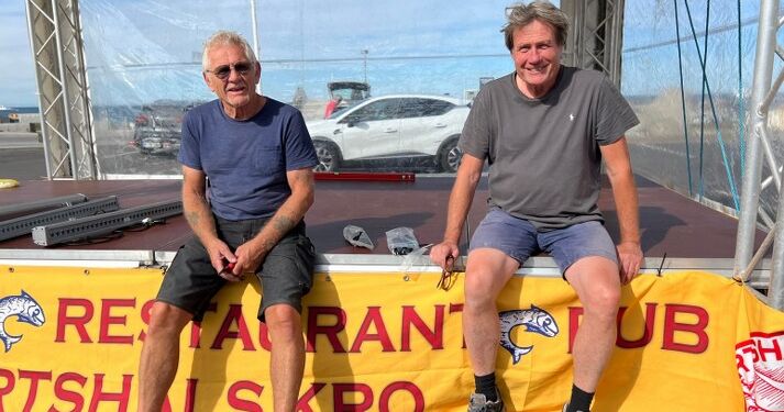 Musiker Chris Borup og Per Kro er initiativtagerne til den lille to dages festival foran Hirtshals Kro.