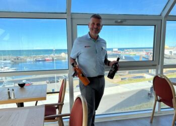 Købmand René Ejstrup Larsen inviterer til kæmpe vinsmagning på Hotel Hirtshals. Foto: Niels Skipper.