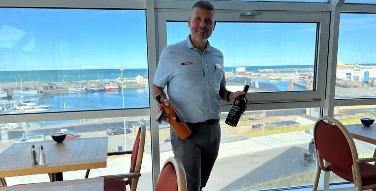 Købmand René Ejstrup Larsen inviterer til kæmpe vinsmagning på Hotel Hirtshals. Foto: Niels Skipper.