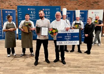 Christoffer Ramberg og Ejvind Kjeldsen Jensen fra Restaurant Lilleheden som de glade vindere af Årets Sild. Foto: Niels Skipper.