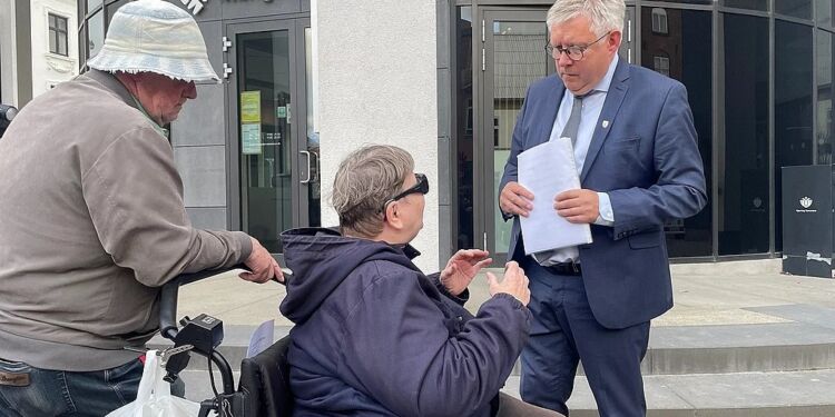 Borgmester Søren Smalbro (V) mødte demonstranter under budgetbehandlingen i Hjørring Kommune. Foto: Arkiv.