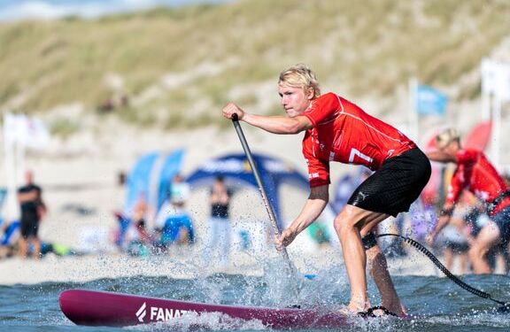 Klitmøller-surferen Christian "Polarbear" Andersen hentede onsdag sin anden bronzemedalje ved EM i SUP i Hvide Sande. Foto: Ilostawavein79.com .