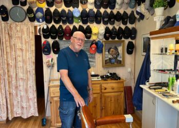 Svend Åge Keldebæk i salonen på Hjørringgade i Hirtshals. Foto (arkiv): Niels Skipper.