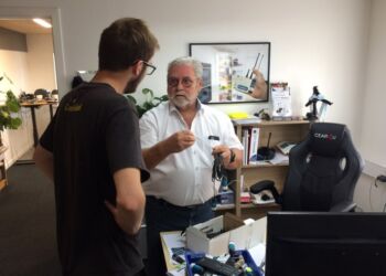 Ivan fra ThermIT instruerer Mads fra Combikøl i brugen af det smarte system.