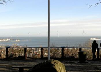 Energistyrelsen og Frederikshavn Kommune har onsdag givet etableringstilladelse til European Energys havvindmølleprojekt i Frederikshavn, som sigter mod at etablere fem havvindmøller på op til 256 meter cirka fire kilometer ud for Frederikshavn Havn og 1,8 kilometer fra Hirsholmene. Visualisering: European Energy.