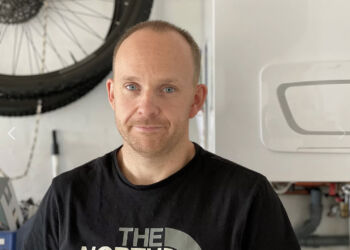 Søren Mortensen ser frem til næste efterår, hvor han og resten af Astrup kan koble sig på fjernvarmen.
Foto: Henriette Maj Pedersen / TV2 Nord.