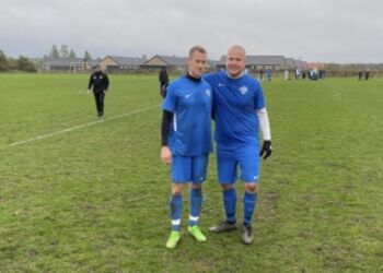 Kampens eneste målscorer Peter Steen Jensen (tv) sammen med Lasse “Balo” Nielsen.