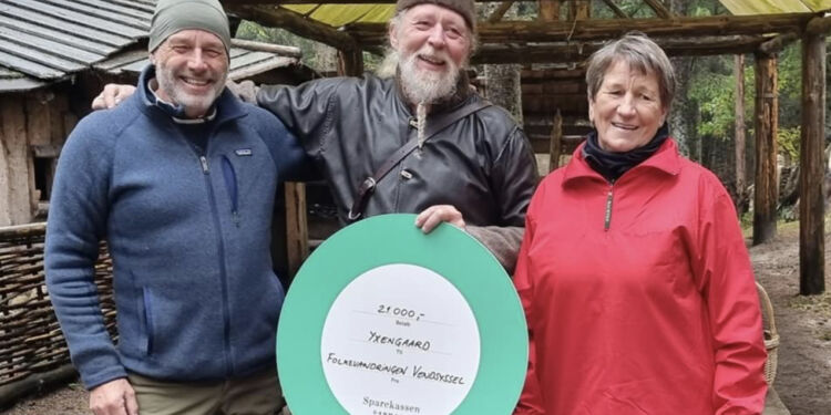 En glad Claus Gajhede mellem Jesper Holmelund og Lena Lytzen fra Folkevandringen Vendsyssel.