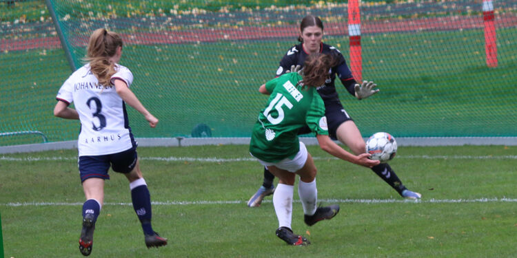 Her scorer Ashley Lynn Riefner kampens enlige mål.