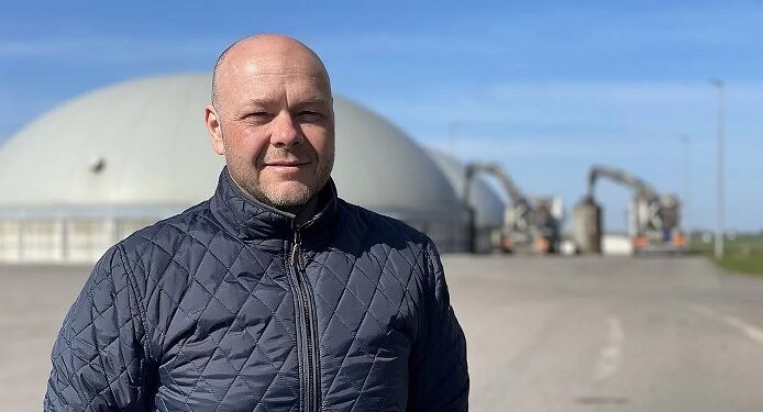 Allan Olesen foran biogasanlægget i Vrå
Foto: Christopher Høeg Lundberg / TV2 Nord.