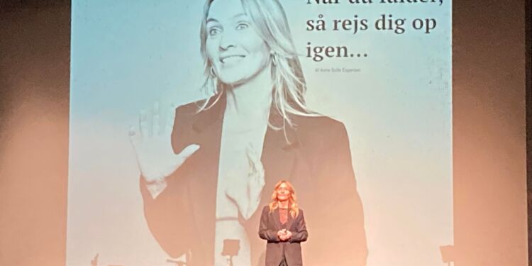 Anne Sofie Espersen med rødder i Hirtshals har tidligere holdt et livebekræftende foredrag på Vendelbohus. Foto: Arkiv.