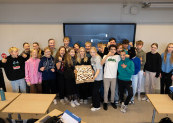 Eleverne i 7. D med kagemanden på HPR.