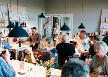 Værtsparret Helle Marietta og Jørgen Smidstrup ses her stående i Camillos Køkken på Tversted Skole. Foto: Malthe Ivarsson.