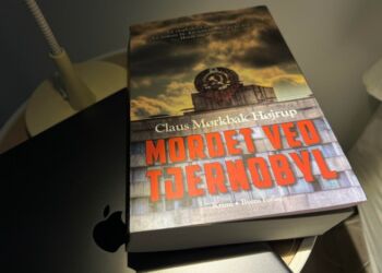 Bogen lå ikke længe på mit natbord, før den var læst næsten i et langt og søvnløst stræk. Foto: Niels Skipper.