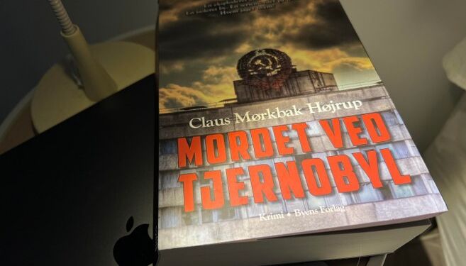 Bogen lå ikke længe på mit natbord, før den var læst næsten i et langt og søvnløst stræk. Foto: Niels Skipper.