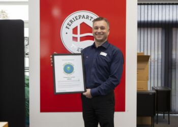 Bureauleder Jesper Smidt med beviset på GTO-certificeringen.