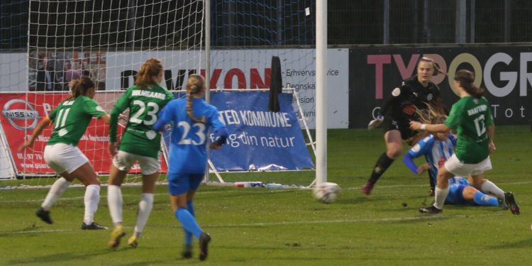 Signe Baattrup har leveret til opspillet og slutter her af med Fortuna første scoring.
