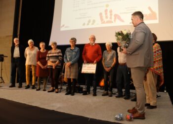 Claus Mørkbak Højrup på scenen sammen med modtagerne af prisen i Idrætscenter Vendsyssel.