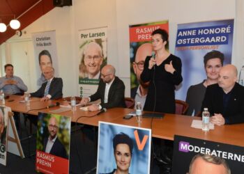 Anne Honoré Østergaard med mikrofonen ved et vælgermøde på Fyrklit. Foto (arkiv): Hanne Hvidegaard.