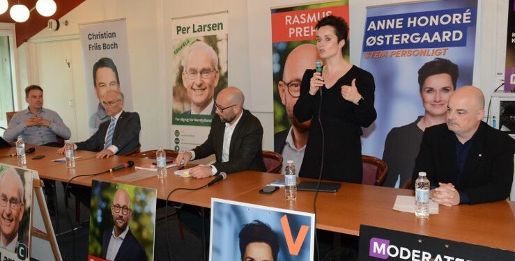 Anne Honoré Østergaard med mikrofonen ved et vælgermøde på Fyrklit. Foto (arkiv): Hanne Hvidegaard.