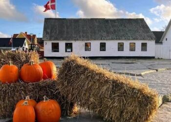 Her er der pyntet op foran Grønfeldt Værksted & Galleri ved Lille Tektonisk Plads i Hirtshals. Foto: Arkiv.