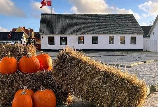 Her er der pyntet op foran Grønfeldt Værksted & Galleri ved Lille Tektonisk Plads i Hirtshals. Foto: Arkiv.