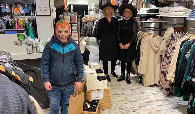 En græskardreng fik en pose fredagsslik af pigerne hos Uniq.