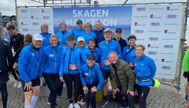 Havstrygere i deres flotte blå klubdragter ved SKagen Marathon.