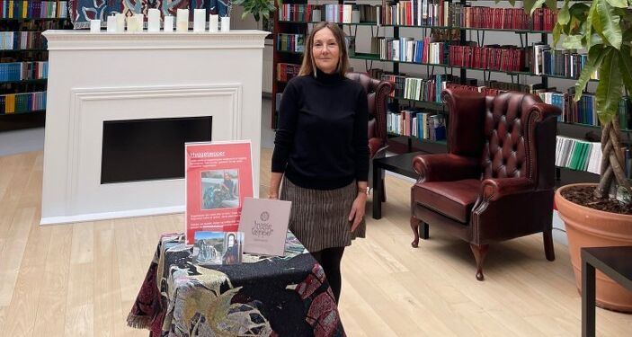 Hanne Magnussen i læsesalen på Hjørring Bibliotek.