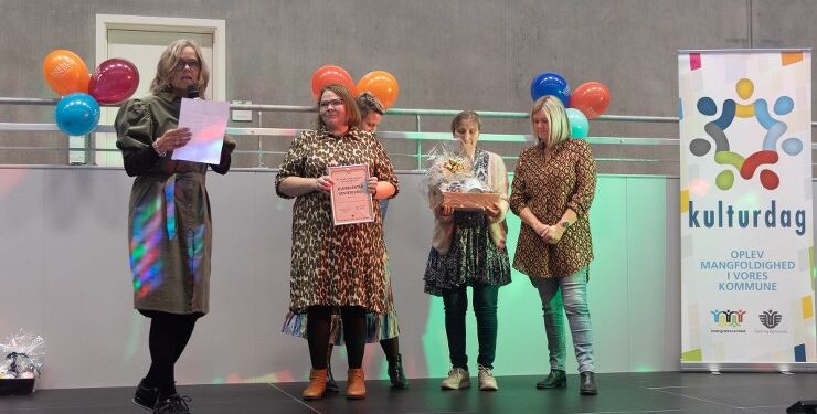 Birgit Amtoft overrækker Integrationsprisen 2022.