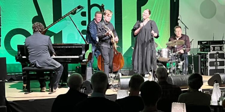 Prismodtager og guitarist Mads Hau Jensen ses her med Signe Juhl Kvartet. Foto: Niels Ole Sørensen.