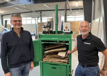 Kim Jørgensen (til venstre) og Jan Lunde ved en nyanskaffet maskine til presning af pap og plastik, som Ventisol sælger til genbrug. Foto: Erhverv Hjørring.