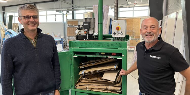 Kim Jørgensen (til venstre) og Jan Lunde ved en nyanskaffet maskine til presning af pap og plastik, som Ventisol sælger til genbrug. Foto: Erhverv Hjørring.