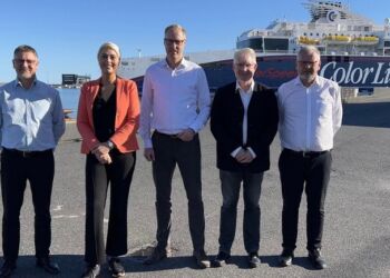 Søfartsordfører Maja Torp (V) på Hirtshals Havn sammen med adm. direktør Per Nøgaard, udviklkingschef Michael Langballe, projektchef Niels Kiersgaard og teknisk chef Peter Ydesen.