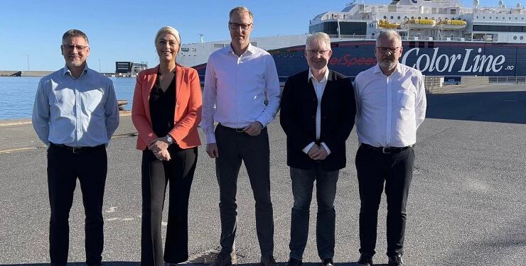 Søfartsordfører Maja Torp (V) på Hirtshals Havn sammen med adm. direktør Per Nøgaard, udviklkingschef Michael Langballe, projektchef Niels Kiersgaard og teknisk chef Peter Ydesen.