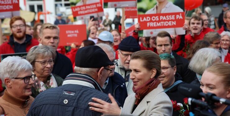 Statsminister Mette Frederiksen under valgkampen ude i virkeligheden i Aalborg. Foto: Presse-fotos.dk.