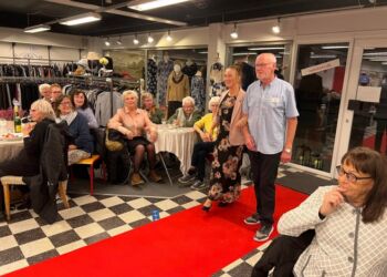 Her ses formand Jens-arne Nielsen som model ved et modeshow hos Røde Kors i Hirtshals. Foto: Arkiv.