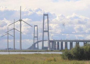 Fotografi er taget den 17. september 2022 af Jens-Hagen Brandt stående på parkeringsplads lige nedenfor betalings-
anlægget Halskov. Fotografiet er ikke manipuleret - original forefindes. Møllerne er konstrueret i 3D softwaren
BLENDER og indsat i det originale foto.