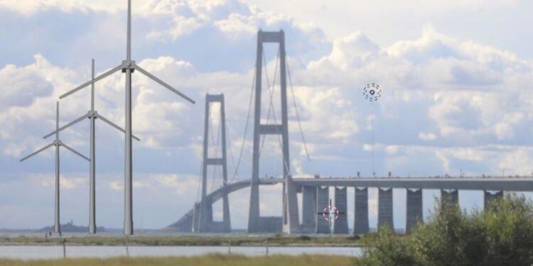 Fotografi er taget den 17. september 2022 af Jens-Hagen Brandt stående på parkeringsplads lige nedenfor betalings-
anlægget Halskov. Fotografiet er ikke manipuleret - original forefindes. Møllerne er konstrueret i 3D softwaren
BLENDER og indsat i det originale foto.