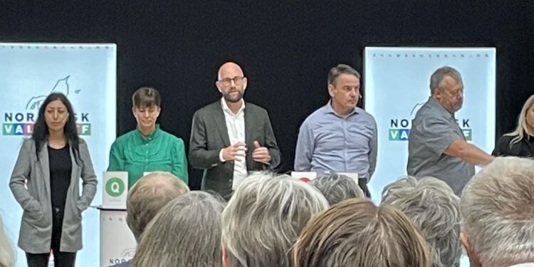 Rasmus Prehn har orden ved valgdebat mandag aften i Vrå.