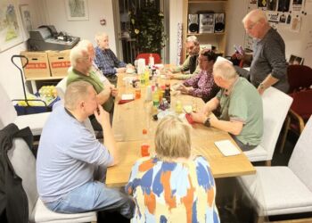 Frivillige hygger sig hos familien Radio Sindal.