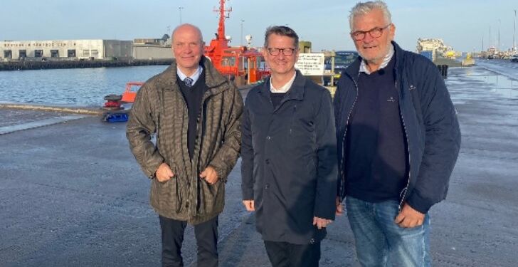 Venstres Torsten Schack og Søren Gade og bestyrelsesmedlem Jan Hansen fra Danmarks Fiskeriforening.
