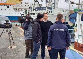 Erhvervsminister Simon Kollerup (S) og Torsten Schack Pedersen (V) på Hirtshals Havn.