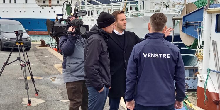 Erhvervsminister Simon Kollerup (S) og Torsten Schack Pedersen (V) på Hirtshals Havn.