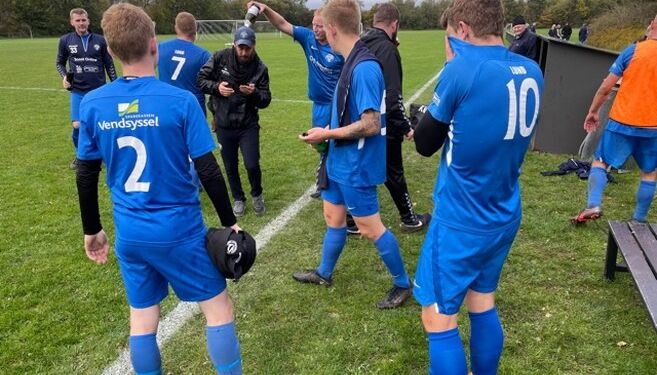 Champagnen flød på Tornby Stadion efter kampen. Foto: Niels Chr. Jakobsen.
