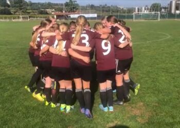 Sejrsglæde efter dagens anden kamp for U15 pigerne fra BTI.