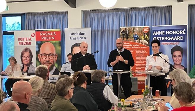 Kristian Klarskov fra Moderaterne ses her til venstre for Rasmus Prehn under et valgmøde i Tversted. Foto: Arkiv.